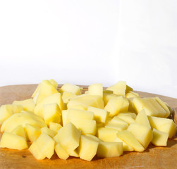 Нарезанные сырые картофельные дольки