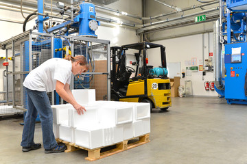 Arbeiterin verpackt Waren in Fabrik