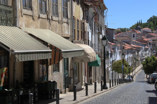 Calle solitaria en un pueblo de Portugal