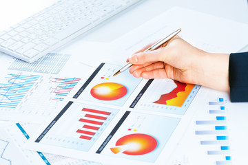 Obraz premium female hand pointing to the financial growth chart