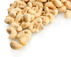 Fototapeta na wymiar tasty cashew nuts, isolated on white