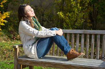 Herbst. junge Frau genießt die Sonne