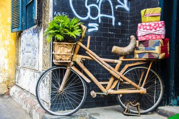 Fototapeta na wymiar Bicycle and old house in Hoi an, Vietnam