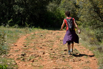 mujer caminando por un camino de piedras