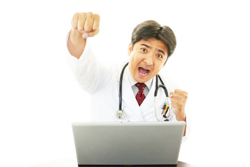 ガッツポーズの医師