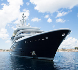 Luxusyacht bei blauem Himmel