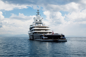 Gigantisches Luxus Motorboot am Ozean