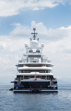 Megayacht am Mittelmeer