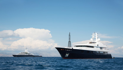 Fototapeta na wymiar Luxus pur - Mega Yachten am Meer