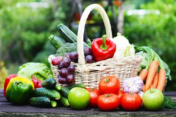 Stickers meubles Légumes Légumes biologiques frais dans un panier en osier dans le jardin