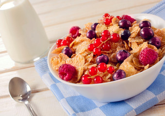 Cereals and berry fruit in bowl