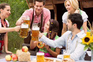 Mit Freunden im Biergarten