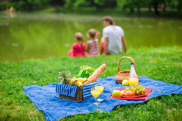 Tuinposter Familie picknicken © travnikovstudio