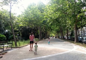 Fototapeta premium Family walking in a park