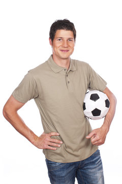 Junger Mann mit Fußball isoliert