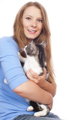 Junge Frau mit Katze isoliert