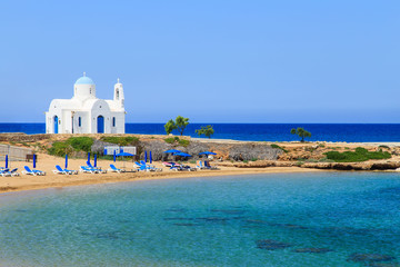 Een kerk aan een kust in de buurt van Protaras, Cyprus
