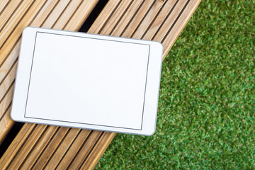 Tablet liegt drau&szlig;en