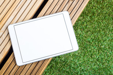 Tablet liegt auf Terasse