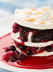 Meringue with berry layers