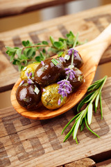 Oliven mit Knoblauch, Rosmarin, Lavendel, Majoran