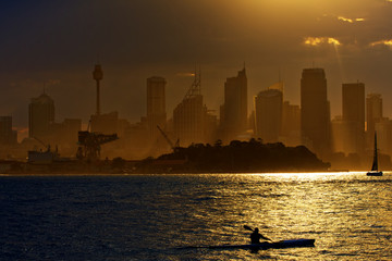 Obraz premium Kayak sunset on Sydney Harbour
