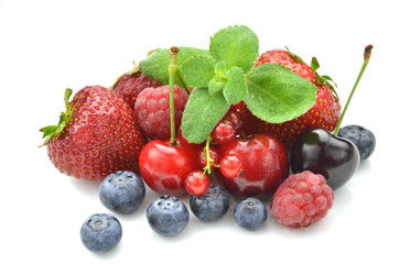Fototapeta na wymiar mieszanka owoców, truskawki, czereśnie, porzeczki, jagody, 