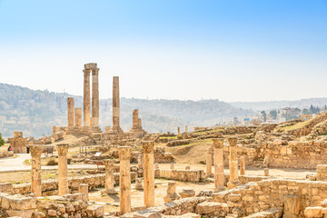 Fototapeta premium Temple of Hercules on the Citadel Mountain in Amman, Jordan