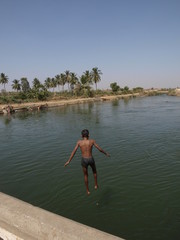 Fototapeta na wymiar Baño junto al río en Hampi (India)