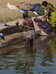 Baño junto al río en Hampi (India)
