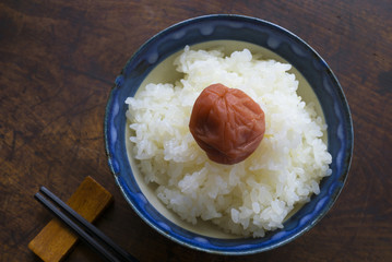 梅干とご飯（日本の食卓象徴イメージ）