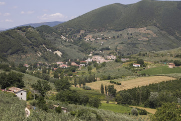 Fototapeta na wymiar Villaggio rurale in Umbria