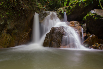 Obraz premium Waterfall in deep forest, national park, Saraburi, Thailand