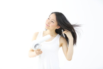 ドライヤー・若い女性 © naka
