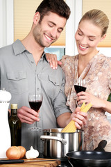 Frau und Mann beim Kochen