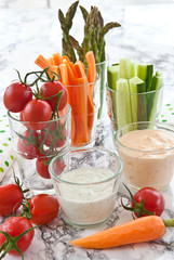 Bunte Gemuesesticks mit Quark