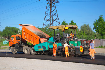 Laying asphalt