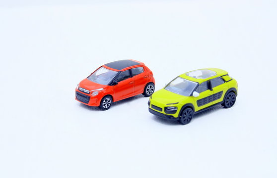 voitures miniatures, sur fond blanc