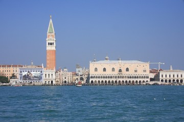 Fototapeta na wymiar palais des doges et campanile à Venise