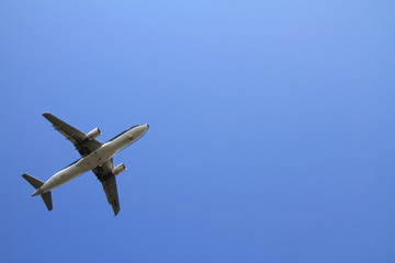 着陸する飛行機(A320)