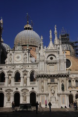 Fototapeta na wymiar derrière la basilique San Marco