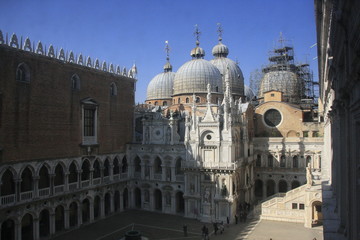 Fototapeta na wymiar la basilique San Marco vue du palais des doges