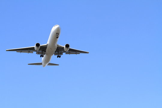 着陸する飛行機(B767)
