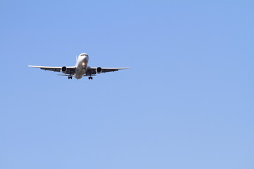 着陸する飛行機(B767)