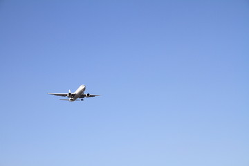 着陸する飛行機(B767)