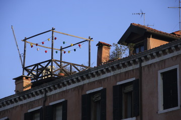 Fototapeta na wymiar terrasse sur les toits à Venise