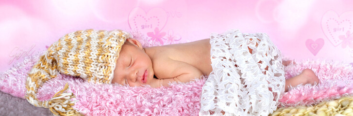 Obraz na płótnie Canvas neugeborenes Baby schläft auf weichen Fell