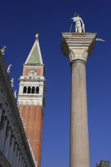 Fototapeta na wymiar campanile et statue
