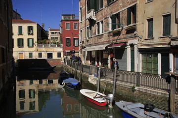Fototapeta na wymiar petit canal à Venise