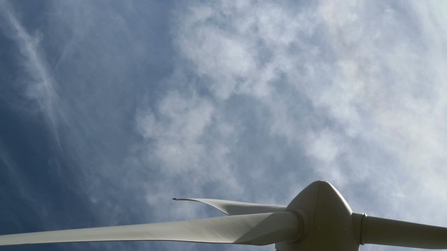 Windrad - Nahaufnahme der Rotorbl&auml;tter